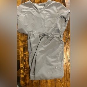 jaanuu woman's medium scrub set